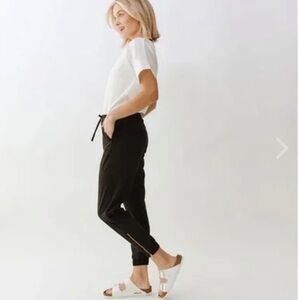 Albion black jetstter  joggers size medium active wear